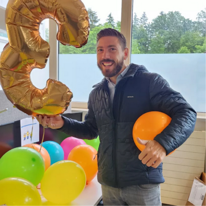 3 ans d'entreprise, homme avec ballon